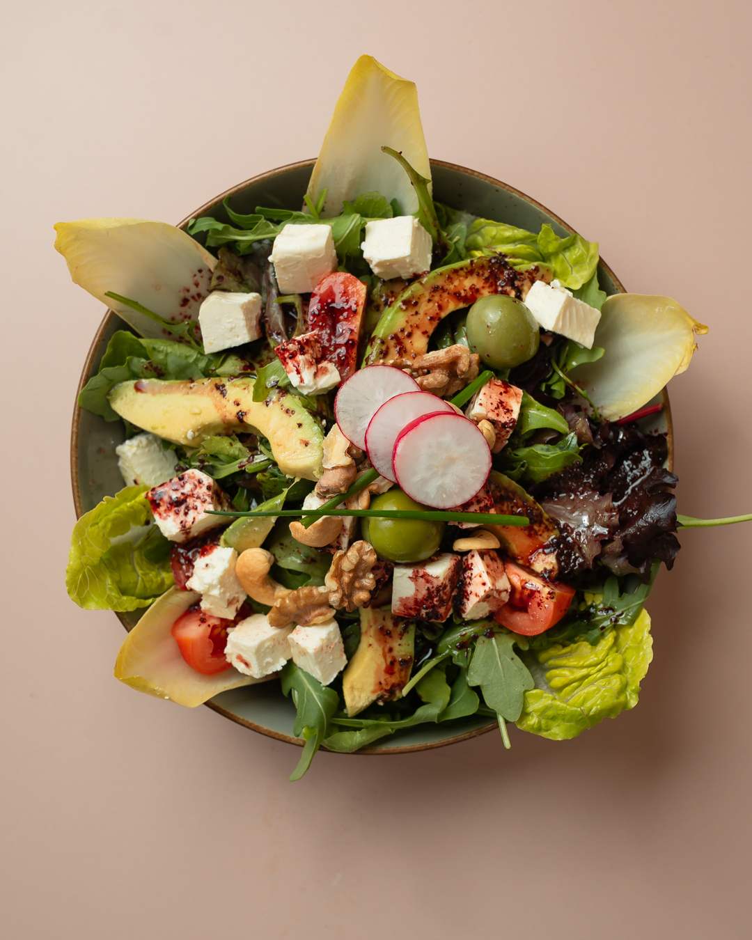 Salatschüssel mit Feta, Radieschen und Granatapfel