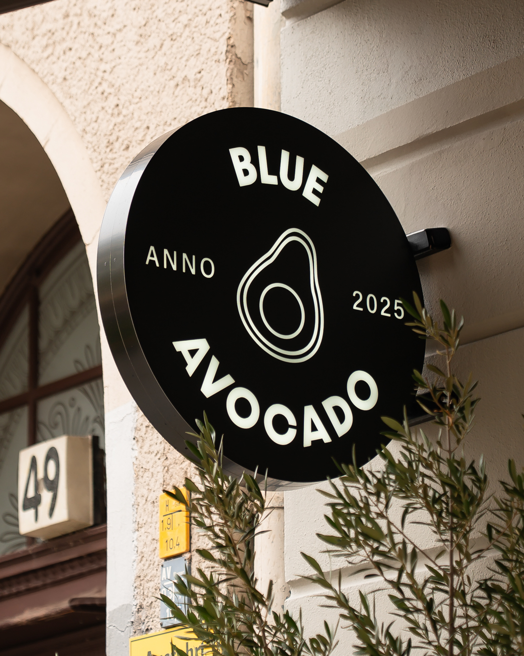 Blue Avocado Logo am Café