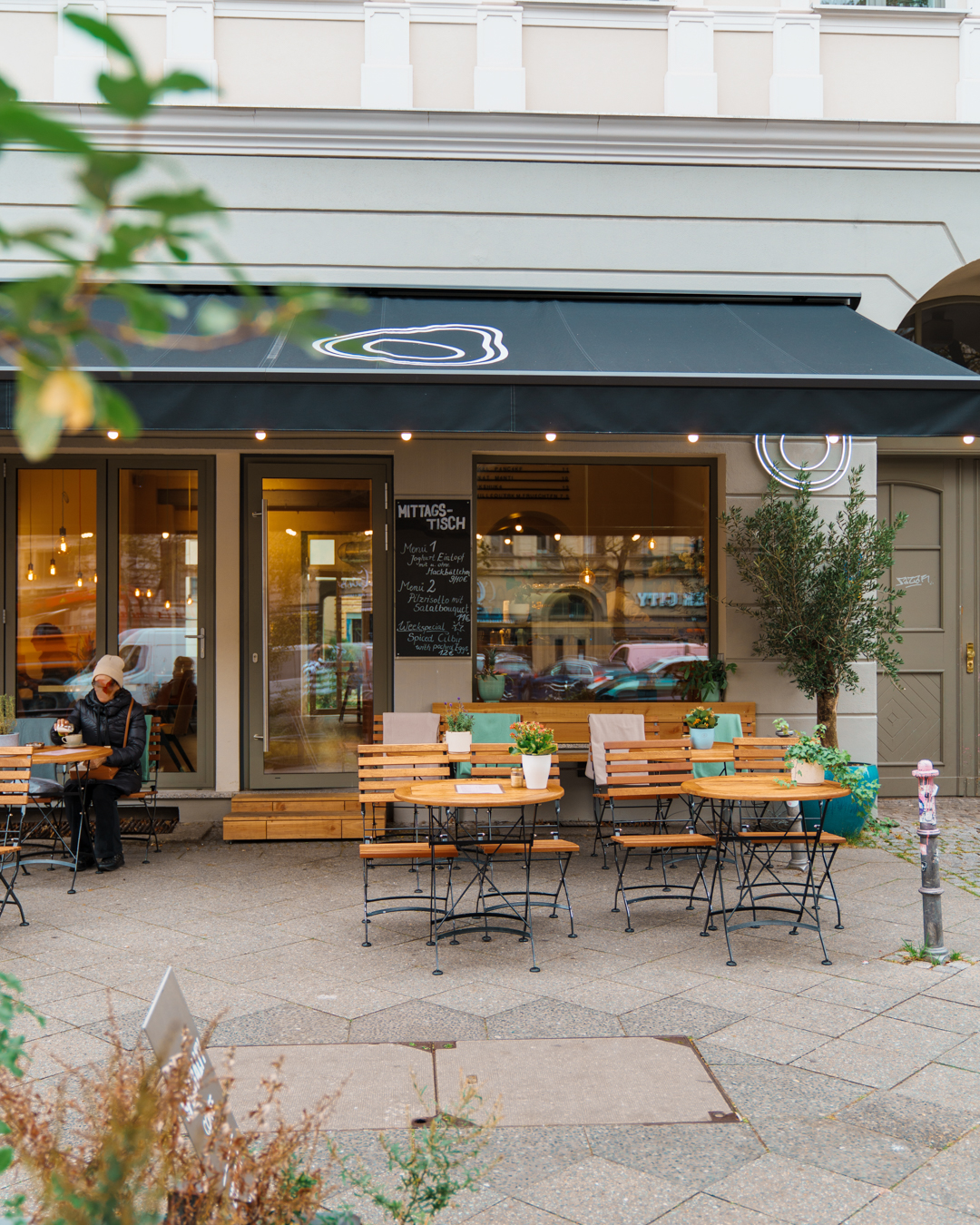 Außenansicht des Blue Avocado Cafés