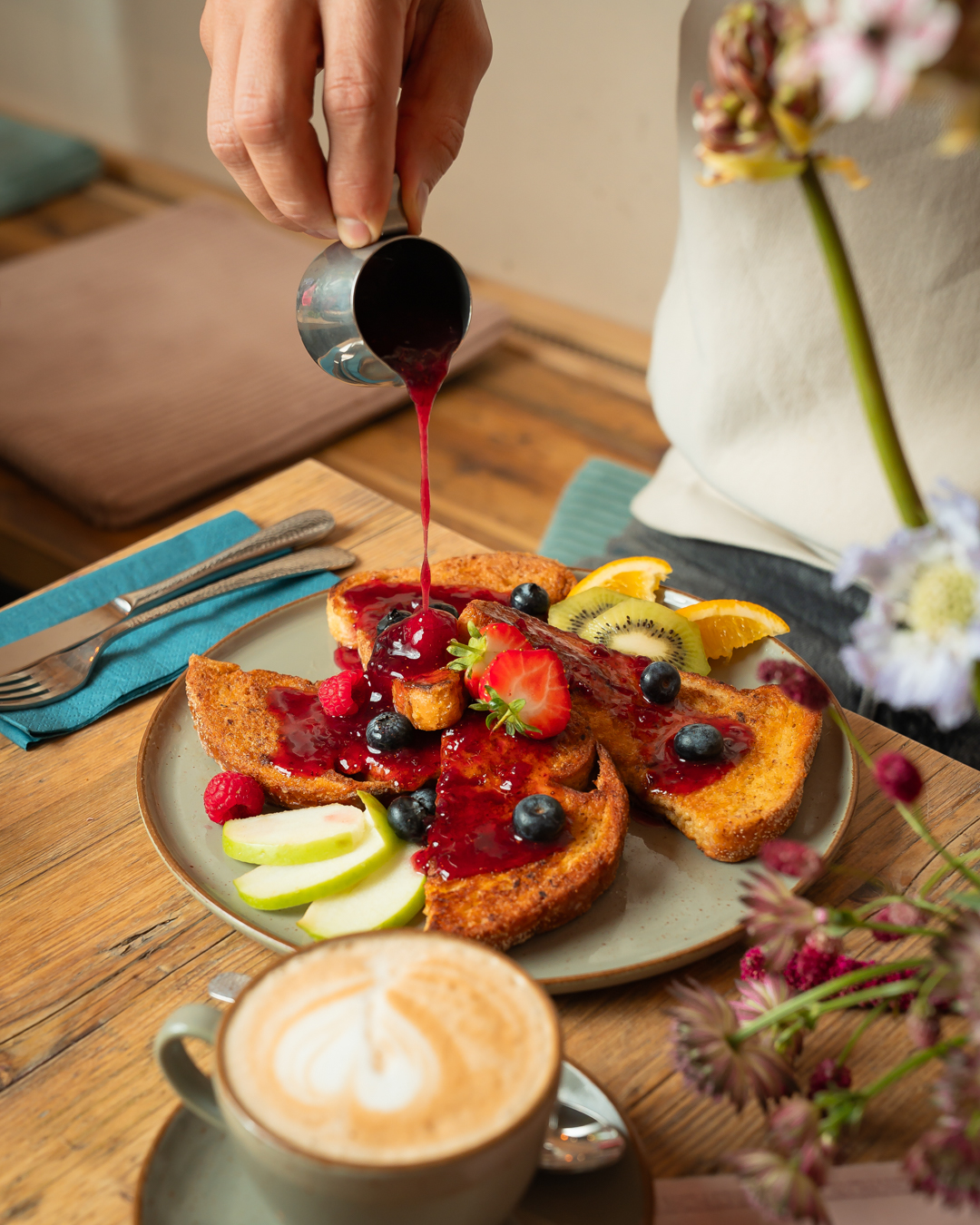 French Toast mit Beeren und Cappuccino