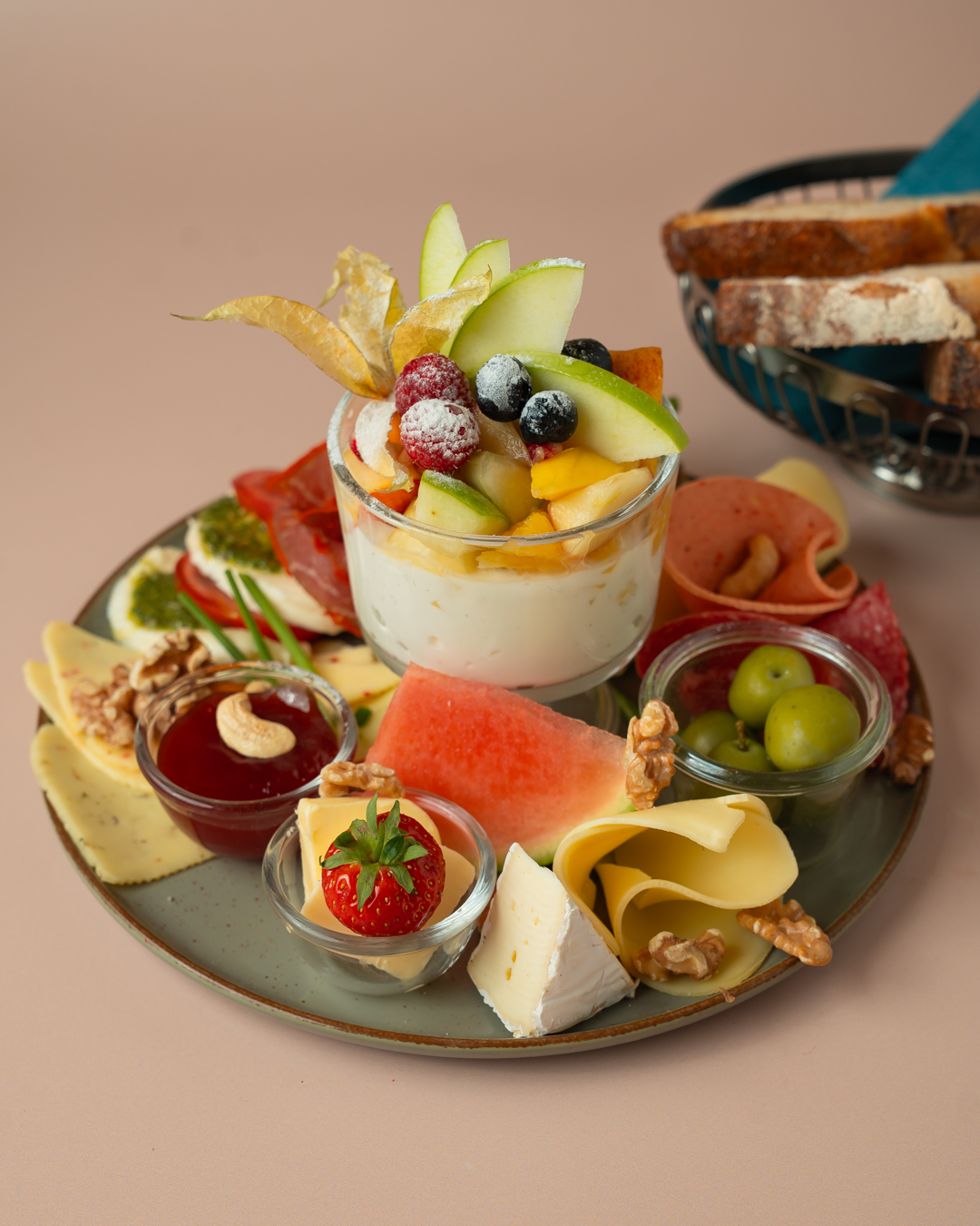 Frühstücksteller mit Obst, Käse und Joghurt