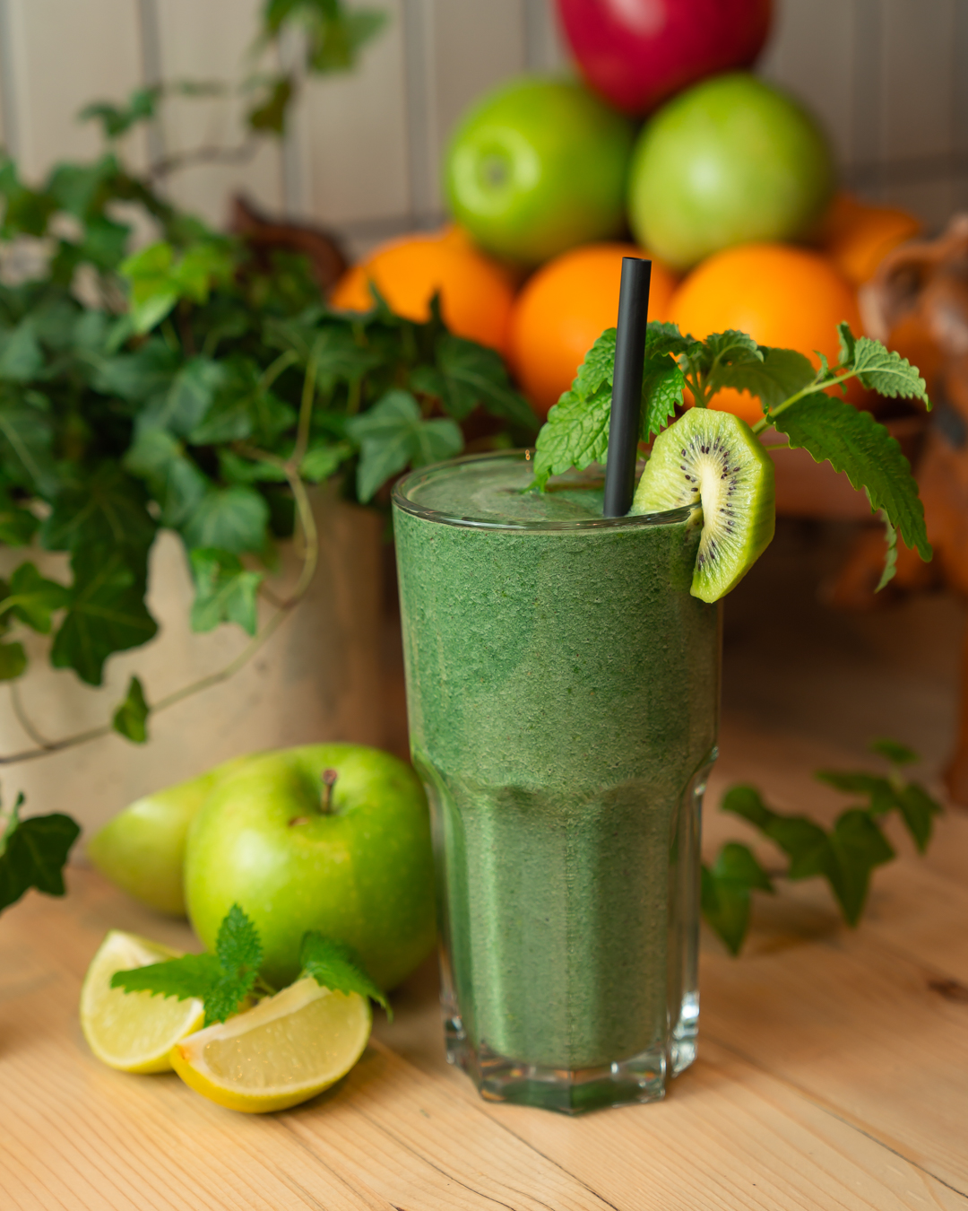 Grüner Smoothie mit Äpfeln, Orangen und Minze