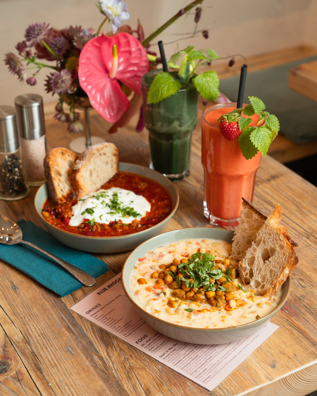 Gedeckter Tisch mit Shakshuka, Suppe und Smoothies
